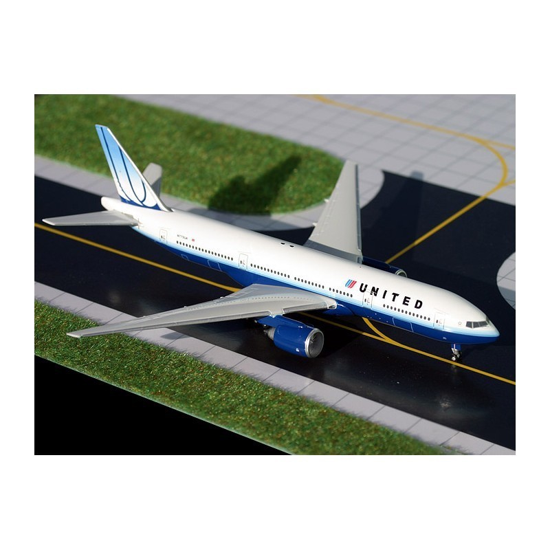 Model redukcyjny Boeing 777, skala 1:400, GeminiJets. Biały kadłub, niebieskie podwozie i logo United.