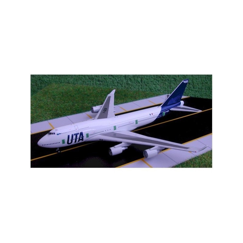 Model redukcyjny Boeing 747-400, skala 1/500, STAR JETS. Malowanie UTA, biały kadłub z niebieskim ogonem.