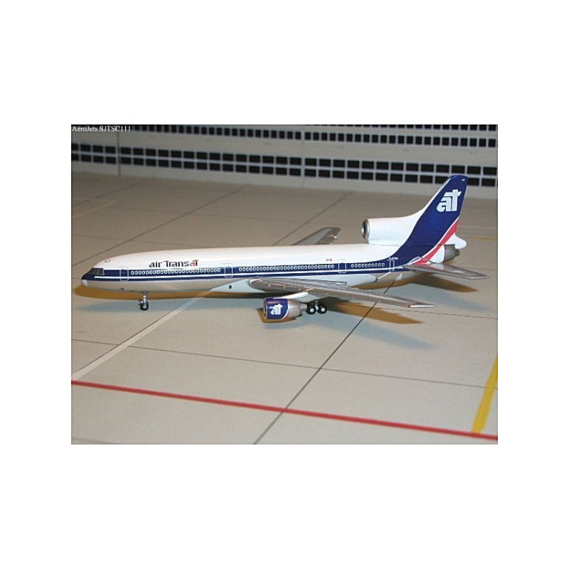 Model samolotu Lockheed L-1011-200 Air Transat, skala 1:500. Biały kadłub, niebieska i czerwona linia na ogonie, logo "air Trans