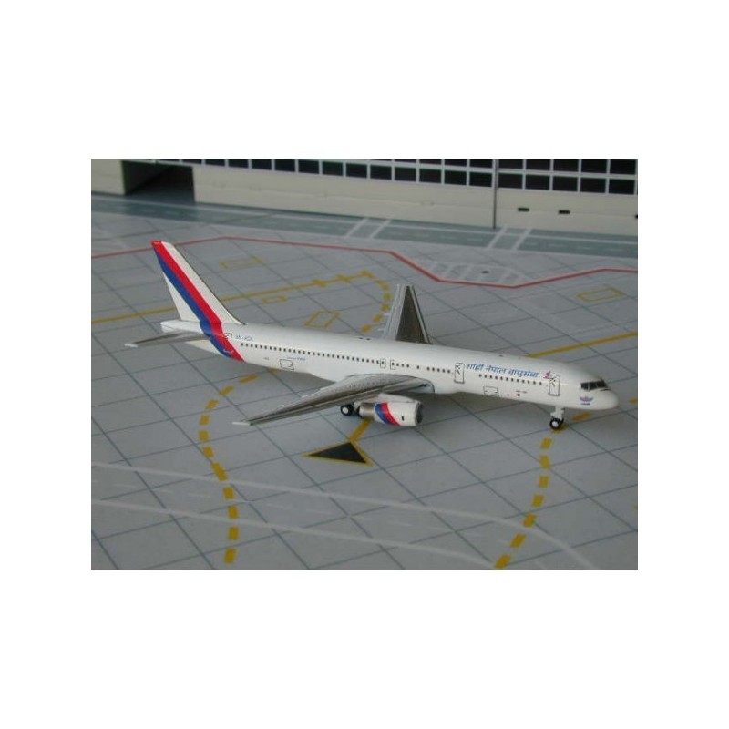 Model redukcyjny Boeing 757-200 Royal Nepal Airlines, skala 1:500. Biały kadłub, czerwono-biało-niebieski ogon i silniki, malowa