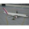 Model redukcyjny Boeing 757-200 Royal Nepal Airlines, skala 1:500. Biały kadłub, czerwono-biało-niebieski ogon i silniki, malowa