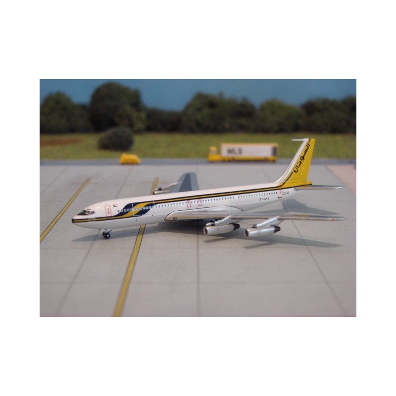 Model redukcyjny Boeing 707-300C Sudan Airways, skala 1:500. Biały kadłub, żółto-czarne detale, logo linii lotniczej.