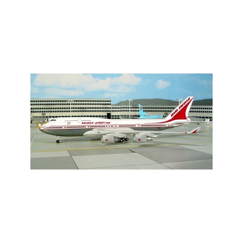 Model redukcyjny Boeing 747-400 Air India, skala 1:400. Czerwono-biały, detaliczny model.