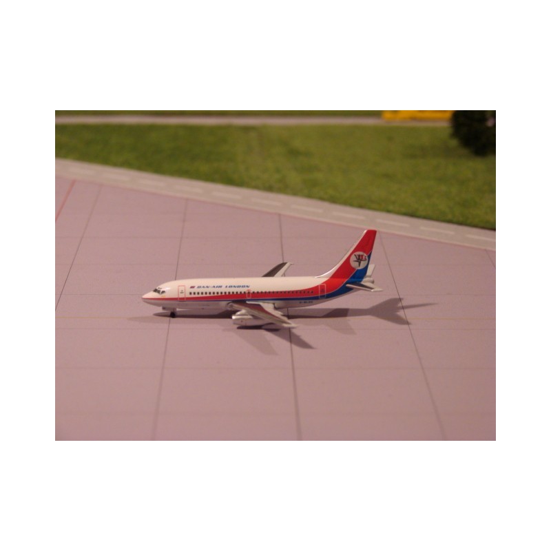 Model redukcyjny Boeing 737-200 Dan Air London, skala 1:500, Inflight 500. Biały kadłub, czerwono-niebieski ogon, logo linii lot