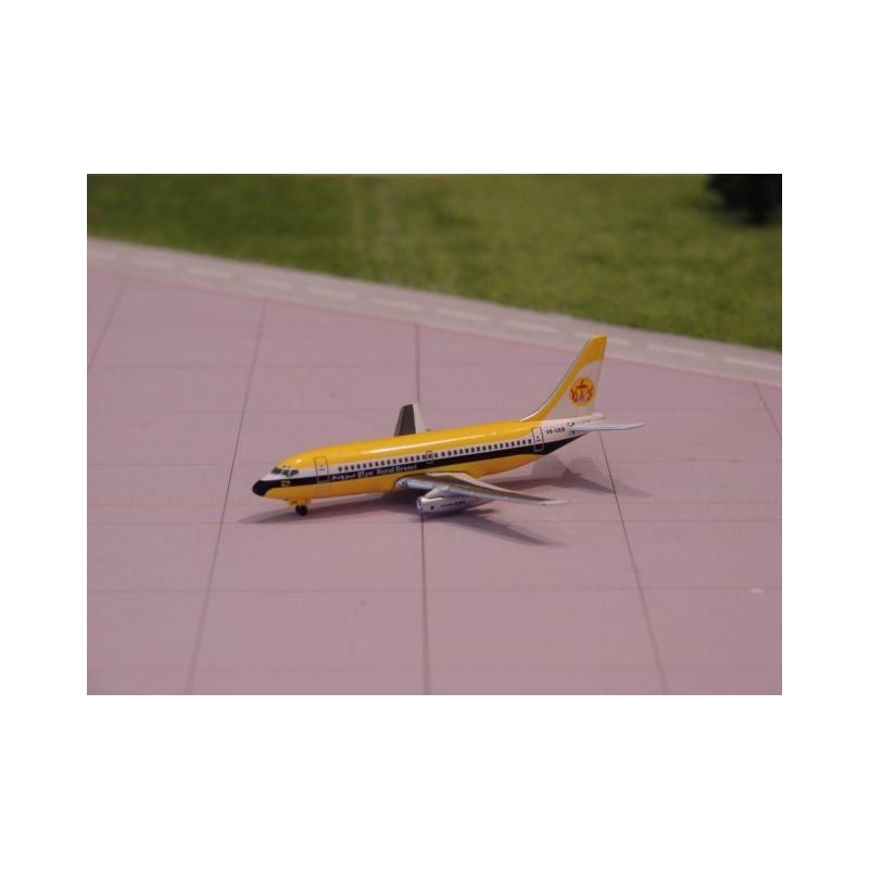 Model redukcyjny Boeing 737-200 Royal Brunei, skala 1:500, metalowy. Żółto-czarne malowanie, logo linii lotniczej.