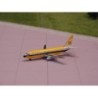 Model redukcyjny Boeing 737-200 Royal Brunei, skala 1:500, metalowy. Żółto-czarne malowanie, logo linii lotniczej.
