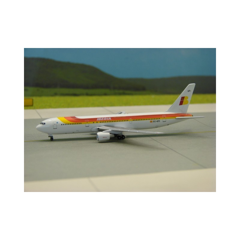 Model redukcyjny Boeing 767-300 Iberia, skala 1:500, 500 Inflight. Biały kadłub z czerwono-żółtą linią i logo Iberii.
