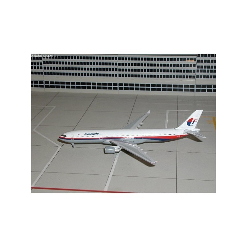 Model Airbus A330, skala 1:500, JC Wings, malowanie Malaysia Airlines.
