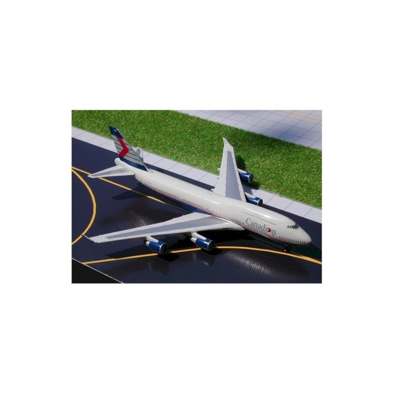Model redukcyjny Boeing 747-400 Canadian, skala 1:500. Biały kadłub, czerwono-biało-niebieski ogon, malowanie linii Canadian.