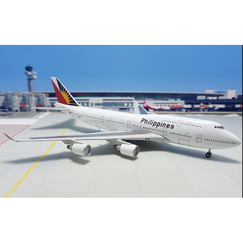 Model samolotu Boeing 747-400 Philippines, skala 1/500. Biały kadłub, logo linii lotniczych na ogonie i boku.