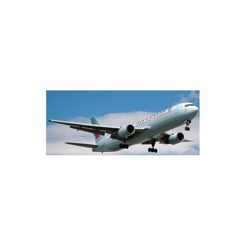 Model redukcyjny Boeing 767-300 Air Canada, skala 1:200, SkyMarks. Biały kadłub, czerwone logo linii lotniczej.