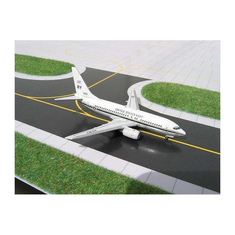Model redukcyjny Boeing 737-700 (C-40) US Navy, skala 1:200. Biały kadłub z czarnymi pasami, oznaczenia United States Navy.