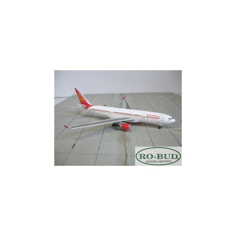 Model redukcyjny Airbus A330-200 Air India, skala 1:400. Czerwono-biały kadłub z logo linii lotniczej.