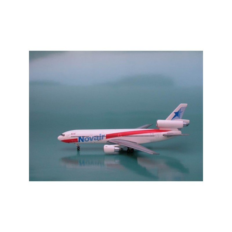 Model samolotu McDonnell Douglas DC-10-10 Novair, skala 1:400, biały z czerwonymi i niebieskimi detalami.