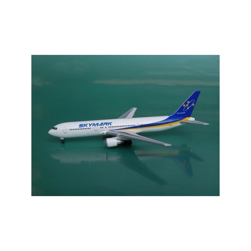 Model redukcyjny Boeing 767-300 Skymark, skala 1:400. Malowanie Skymark, detale linii lotniczej.
