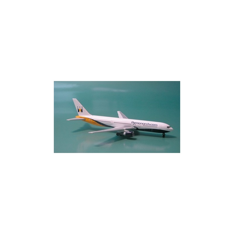 Model samolotu Boeing 767-300 Monarch Airlines, skala 1:400, Phoenix. Biały kadłub z żółtym i niebieskim malowaniem.