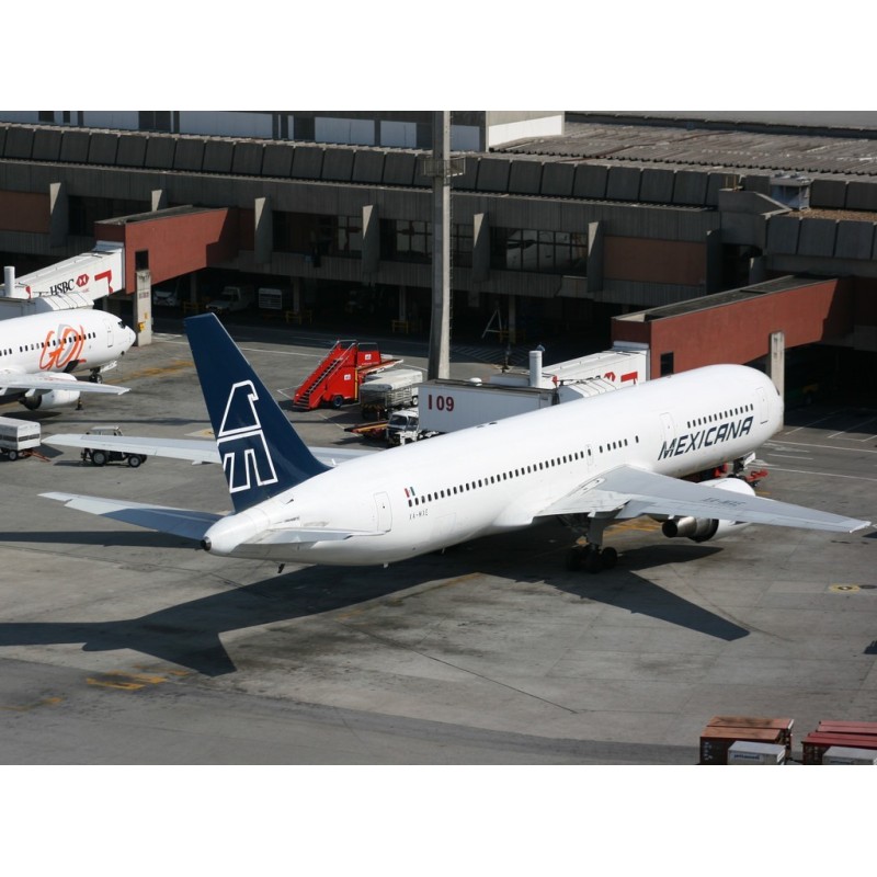 Boeing 767-300 Mexicana, skala 1:400, metalowy model. Biały kadłub, ciemnoniebieski ogon z logo, napis "Mexicana".