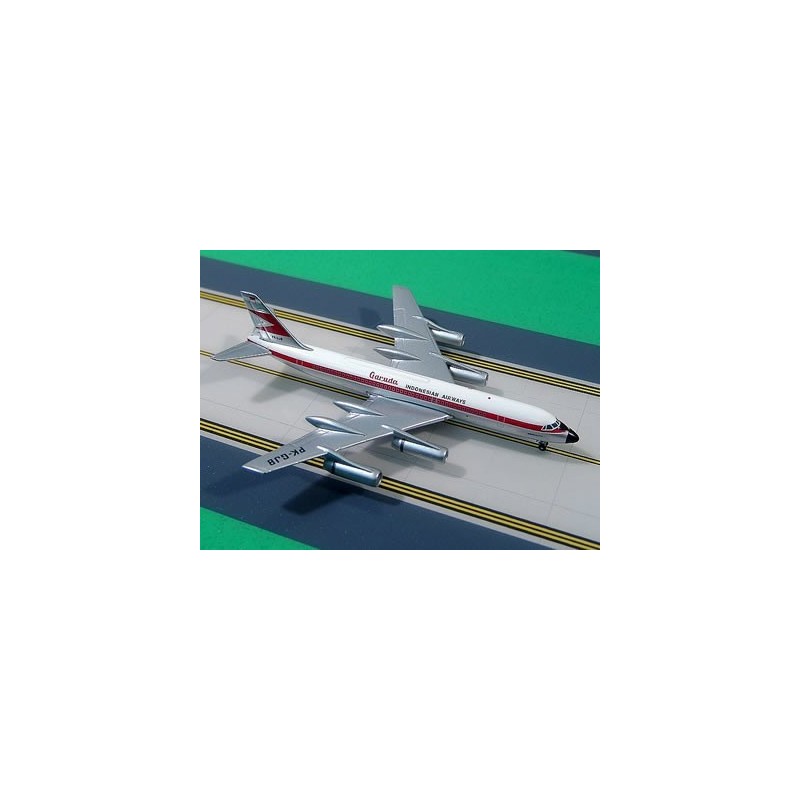 Model redukcyjny Convair CV-990 Garuda Indonesia, skala 1:400, metal i plastik. Biały kadłub z czerwonym paskiem i logo linii lo
