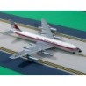 Model redukcyjny Convair CV-990 Garuda Indonesia, skala 1:400, metal i plastik. Biały kadłub z czerwonym paskiem i logo linii lo