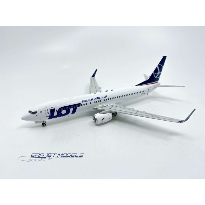 Model redukcyjny Boeing 737-800, skala 1:144, Era Jet Models. Malowanie LOT Polish Airlines, biały kadłub z niebieskim ogonem i 