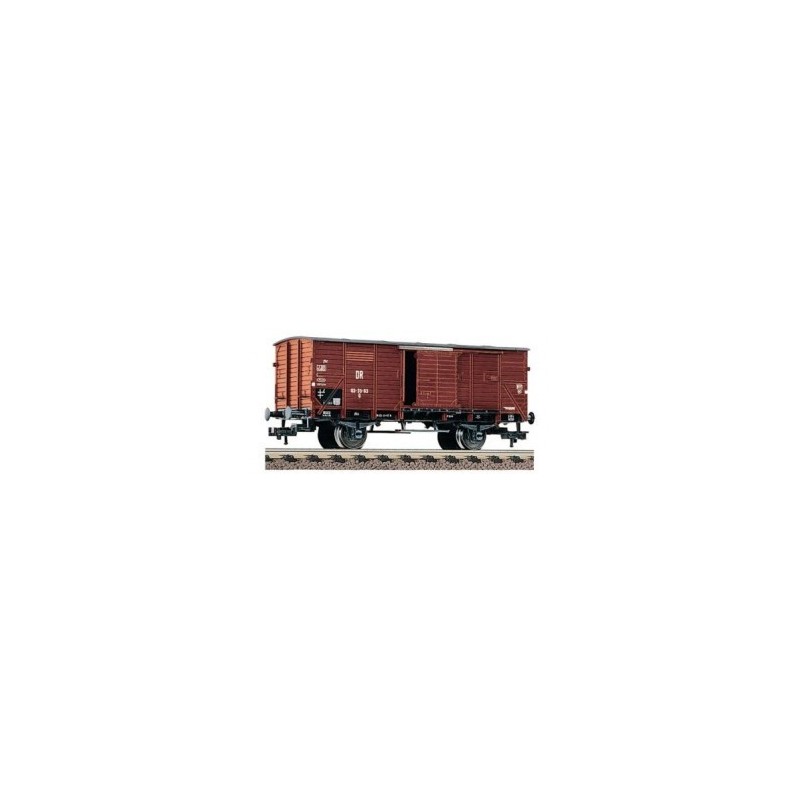 Model wagonu towarowego G DR ep.III, skala 1/87H0, czerwony, z detalami.