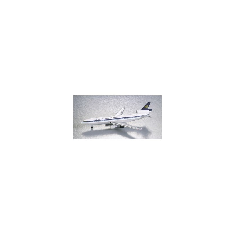 Mandarin Airlines McDonnell Douglas MD-11, skala 1:200, Herpa. Biały kadłub z niebieskim paskiem i logo linii lotniczej.