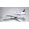 Mandarin Airlines McDonnell Douglas MD-11, skala 1:200, Herpa. Biały kadłub z niebieskim paskiem i logo linii lotniczej.