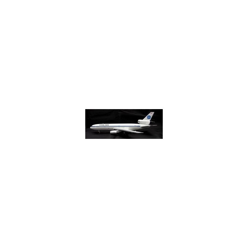 Model samolotu McDonnell Douglas DC-10, skala 1:500, PAN AM, biały kadłub z niebieskim paskiem i logo.