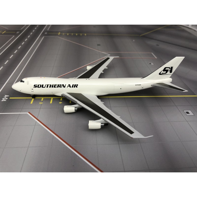 Model redukcyjny Boeing 747-200, skala 1/400, Aviation400. Biały kadłub, malowanie Southern Air.