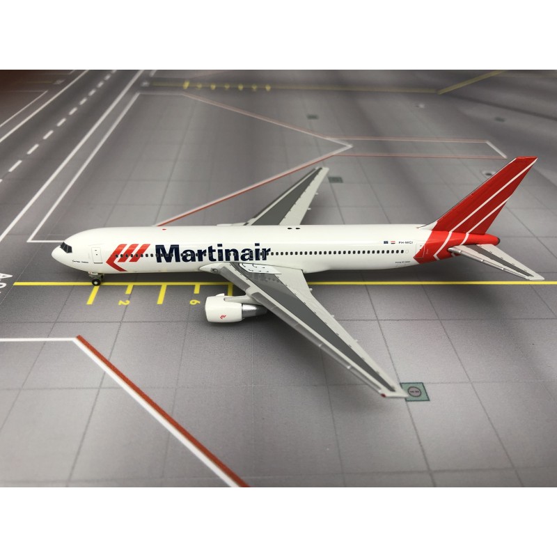 Model redukcyjny Boeing 767-300, skala 1:400, Phoenix. Biały kadłub, czerwone elementy, logo Martinair.