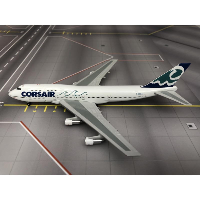 Model samolotu Boeing 747-300, skala 1:400, GeminiJets. Biały kadłub, logo Corsair, zielono-białe elementy na ogonie.