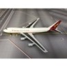 Model Boeing 747-400, skala 1:400, Aviation400. Biały kadłub, czerwone akcenty i logo Yangtze River Express.