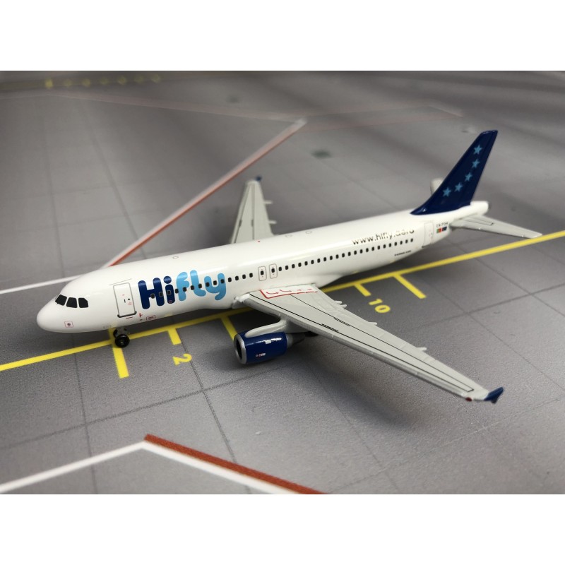 Airbus A320-200, skala 1:400, Phoenix. Biały kadłub, malowanie HiFly, ciemnoniebieski ogon z gwiazdami.