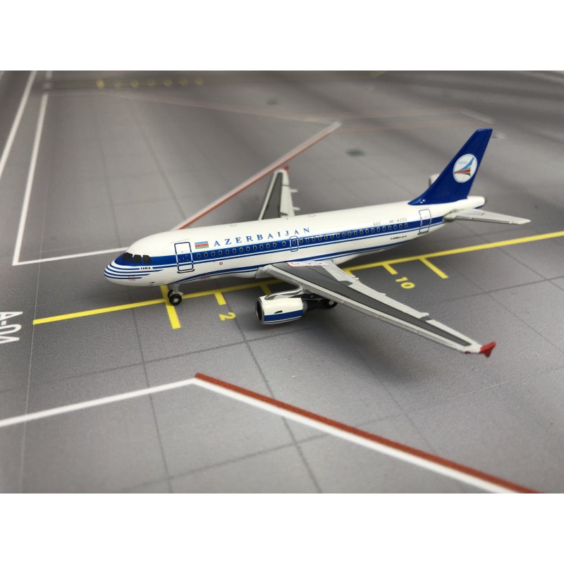 Model redukcyjny Airbus A319, skala 1:400, Phoenix. Malowanie linii lotniczych Azerbaijan.