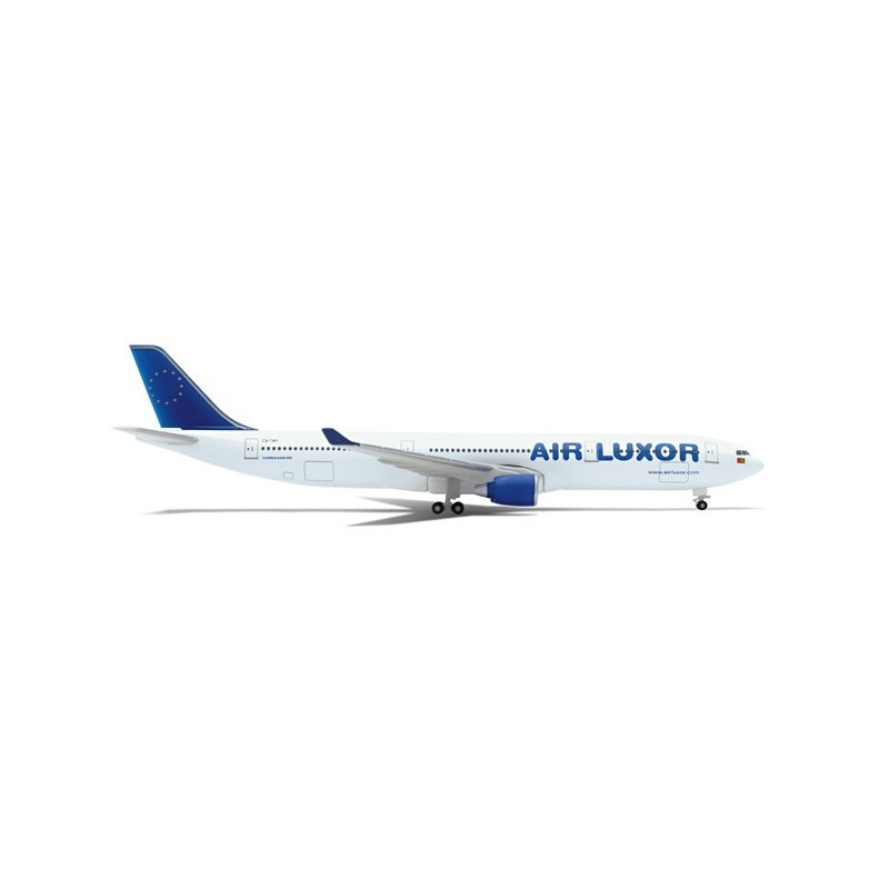 Model samolotu Airbus A330-300, skala 1:500, HERPA, w malowaniu Air Luxor.