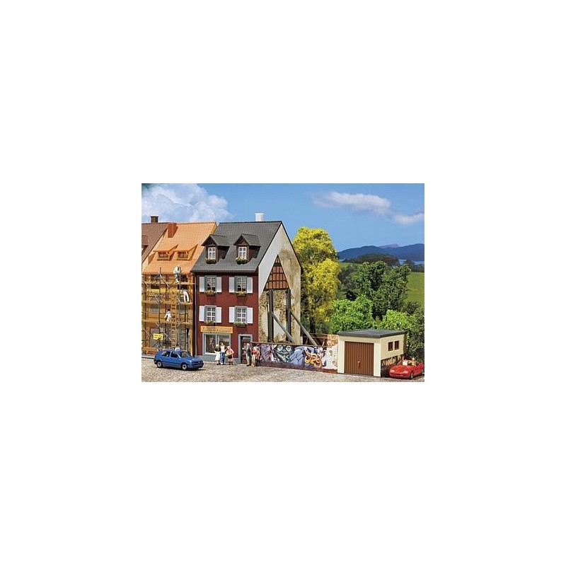 Element zabudowy makiety Dom z graffiti Skala 1/87 H0 marki FALLER FAL130416