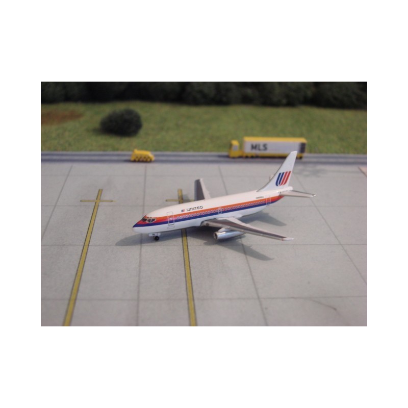 Model redukcyjny Boeing 737-200, skala 1:200, United Airlines, biały kadłub z czerwono-niebieskimi pasami.