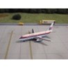 Model redukcyjny Boeing 737-200, skala 1:200, United Airlines, biały kadłub z czerwono-niebieskimi pasami.