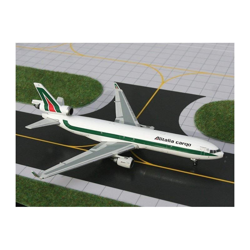 McDonnell Douglas MD-11 Alitalia Cargo, skala 1:400, GeminiJets. Biały kadłub z zielonym paskiem i logo linii lotniczej.