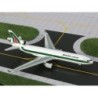 McDonnell Douglas MD-11 Alitalia Cargo, skala 1:400, GeminiJets. Biały kadłub z zielonym paskiem i logo linii lotniczej.
