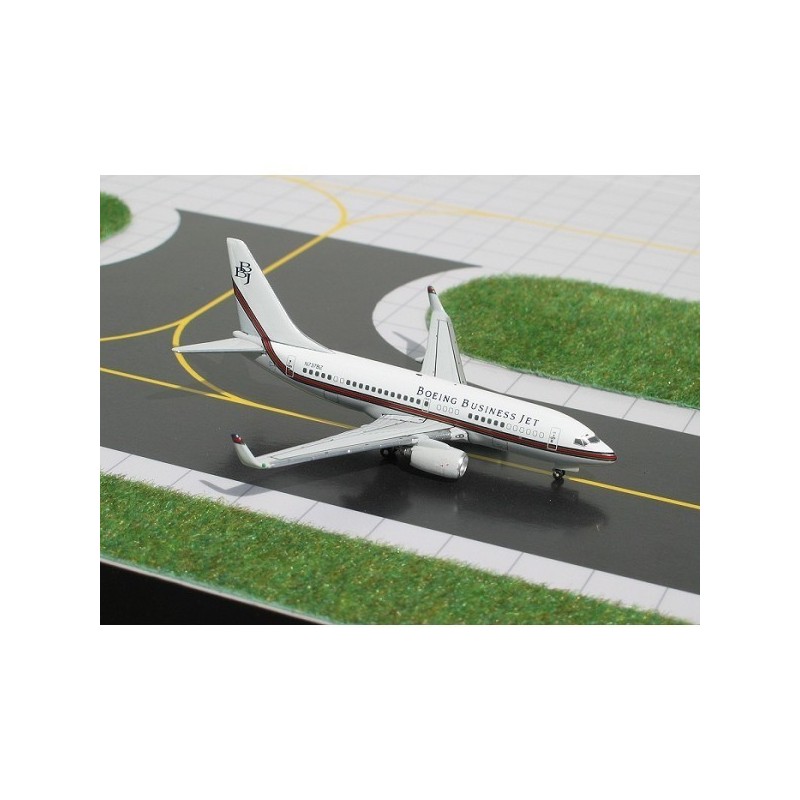 Model redukcyjny Boeing BBJ (737-700), skala 1:400. Biały kadłub z czerwonym paskiem, oznaczenie "Boeing Business Jet".