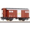 Model wagonu towarowego ROCO 66206, skala H0, czerwony z białym paskiem.