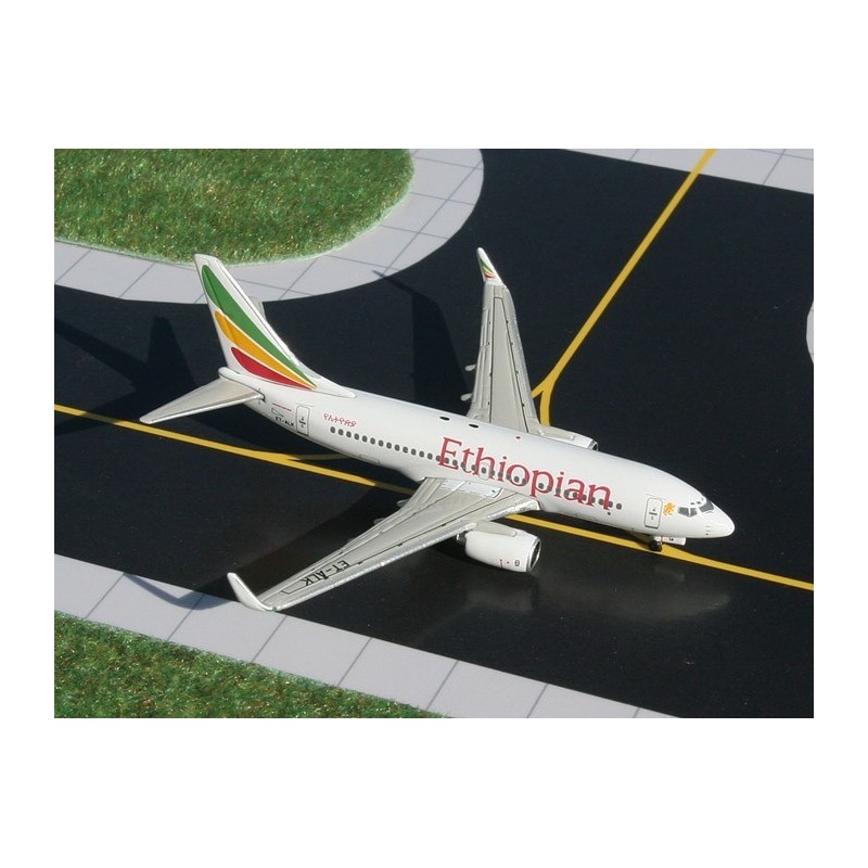 Model redukcyjny Boeing 737-700, Ethiopian Airlines, skala 1:400. Biały kadłub, malowanie Ethiopian z kolorowym ogonem.