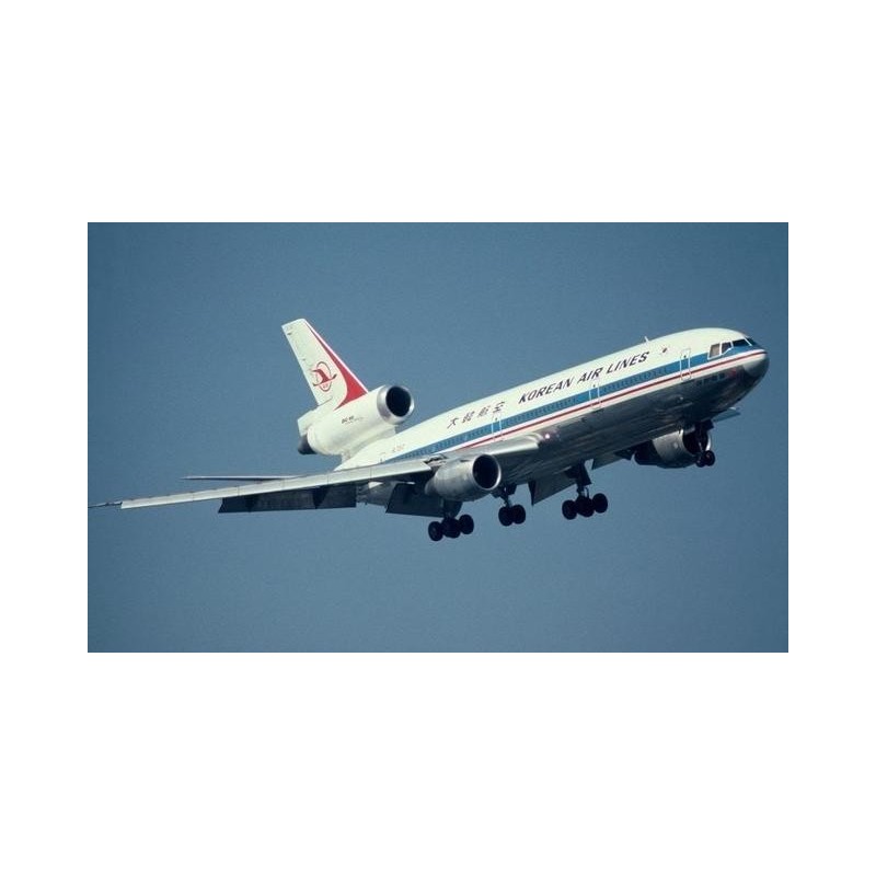 McDonnell Douglas DC-10, Korean Air Lines, skala 1:400, biały kadłub z czerwono-niebieskimi pasami.