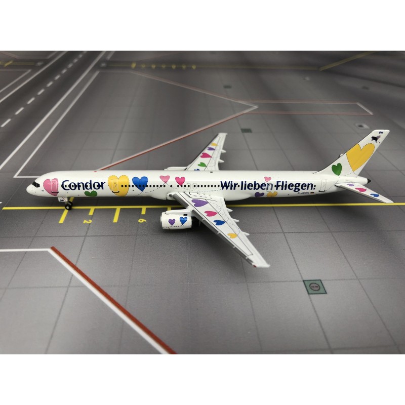 Phoenix BOEING 757-300, skala 1:400, Condor. Białe malowanie z kolorowymi sercami, napis "Wir lieben Fliegen".