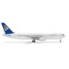 Model redukcyjny Boeing 767-300 Air Astana, skala 1:500, HERPA. Biały kadłub, niebieski ogon z żółtym logo.