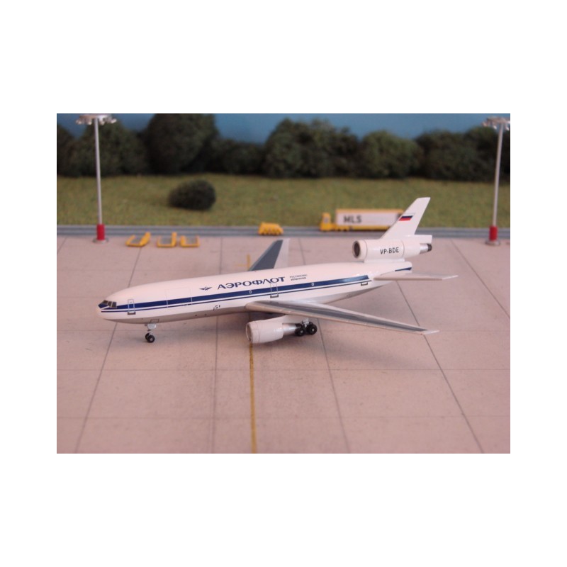 Model redukcyjny McDonnell Douglas DC-10-40F Aeroflot Cargo, skala 1:200, biały z niebieskimi pasami, oznaczenie VP-BDE.