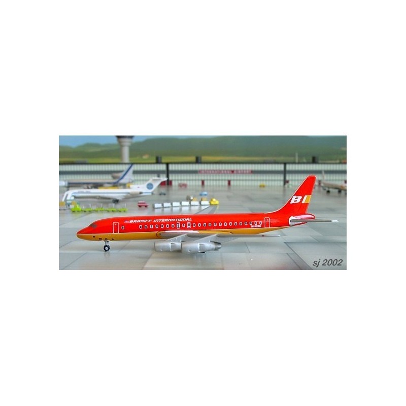 Model samolotu DC-8-50 Braniff International, skala 1:200, czerwony.
