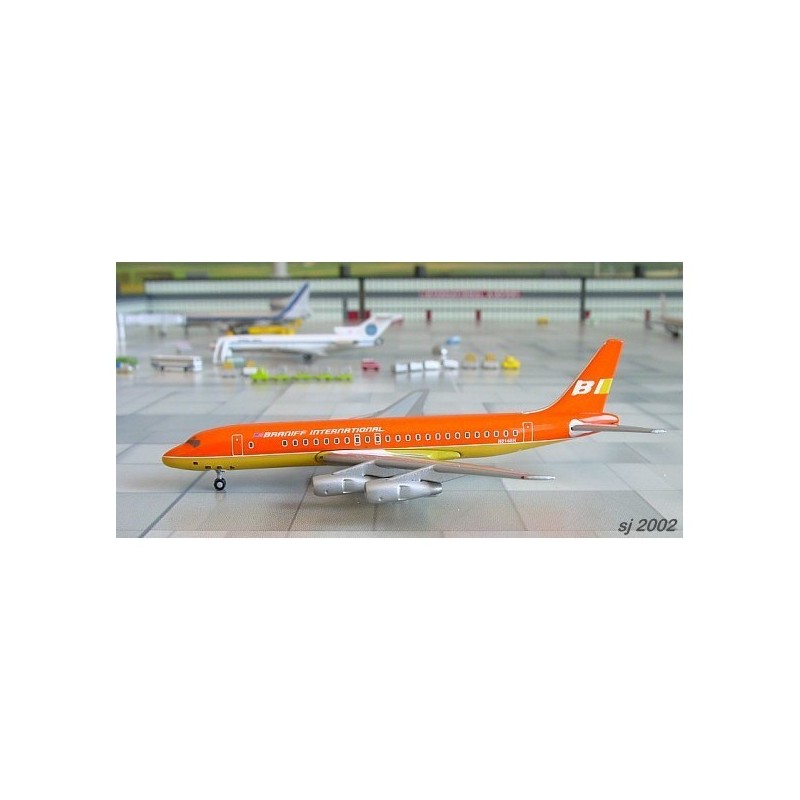 Model samolotu DC-8-50 Braniff International, skala 1:200, pomarańczowy.