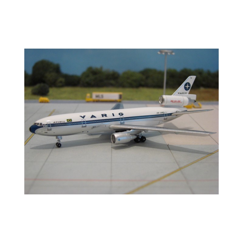 Model redukcyjny McDonnell Douglas DC-10-30 VARIG, skala 1:200, metalowy. Biały kadłub z niebieskim paskiem i logo VARIG.